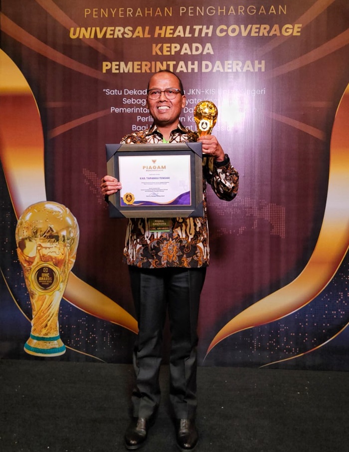Capai UHC 96.99%, Pj. Bupati Tapteng Terima UHC Award dari Wapres RI.